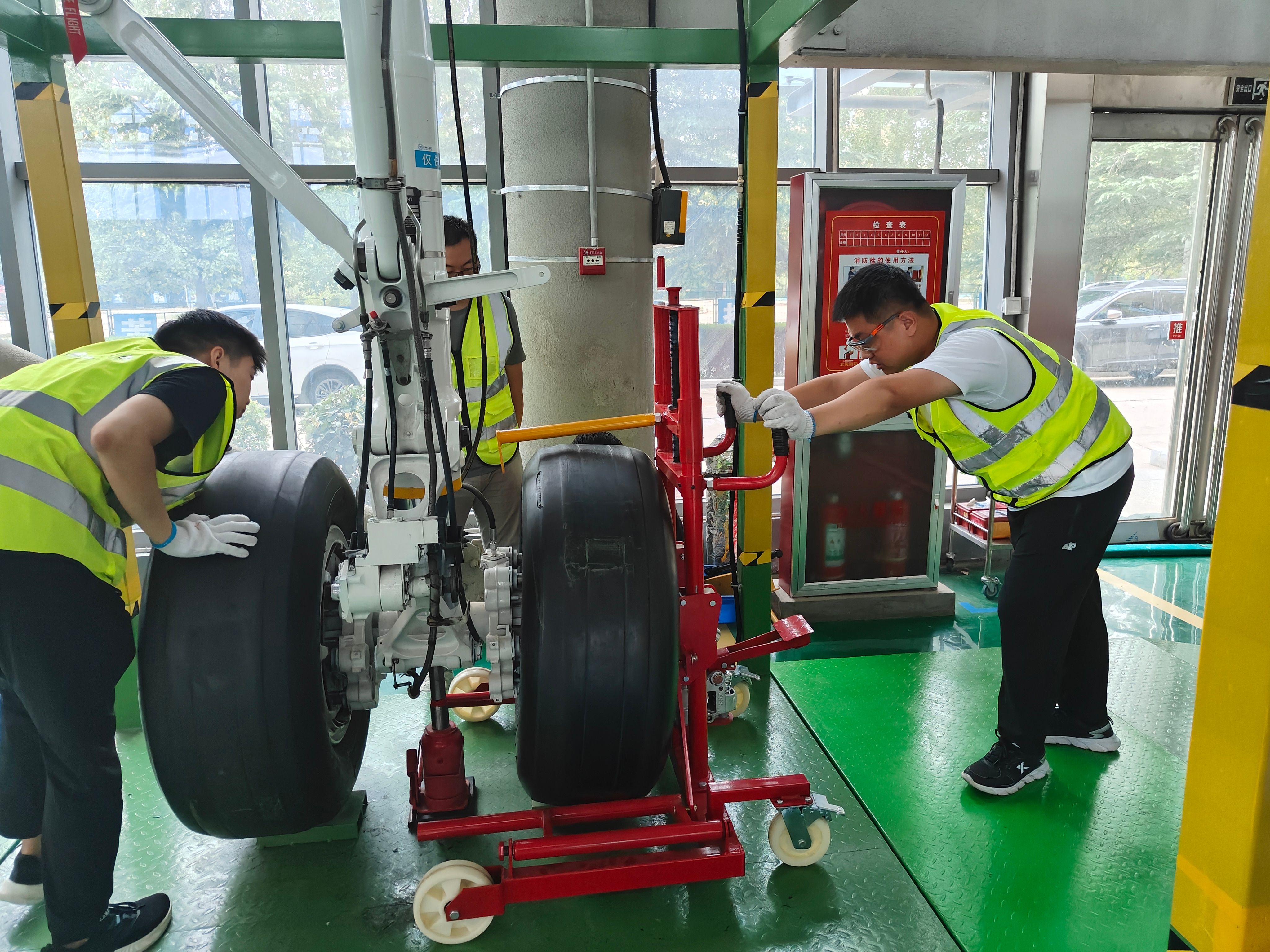 CCAR-147安阳工学院飞机维修执照培训机构学生实训2